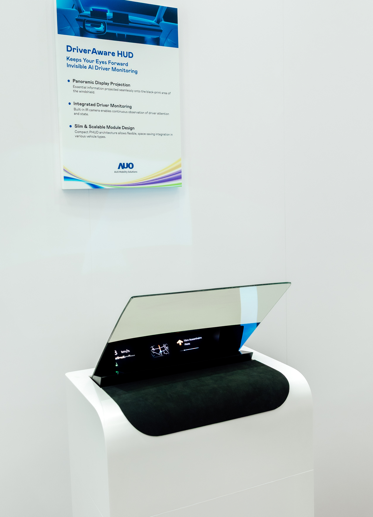 DriverAware HUD结合抬头显示器与隐藏式红外线摄影机，将车速、导航及警示讯息投影于挡风玻璃上，完美对齐驾驶目不离路的视线，同时，透过AI 监控驾驶注意力以提升安全性。